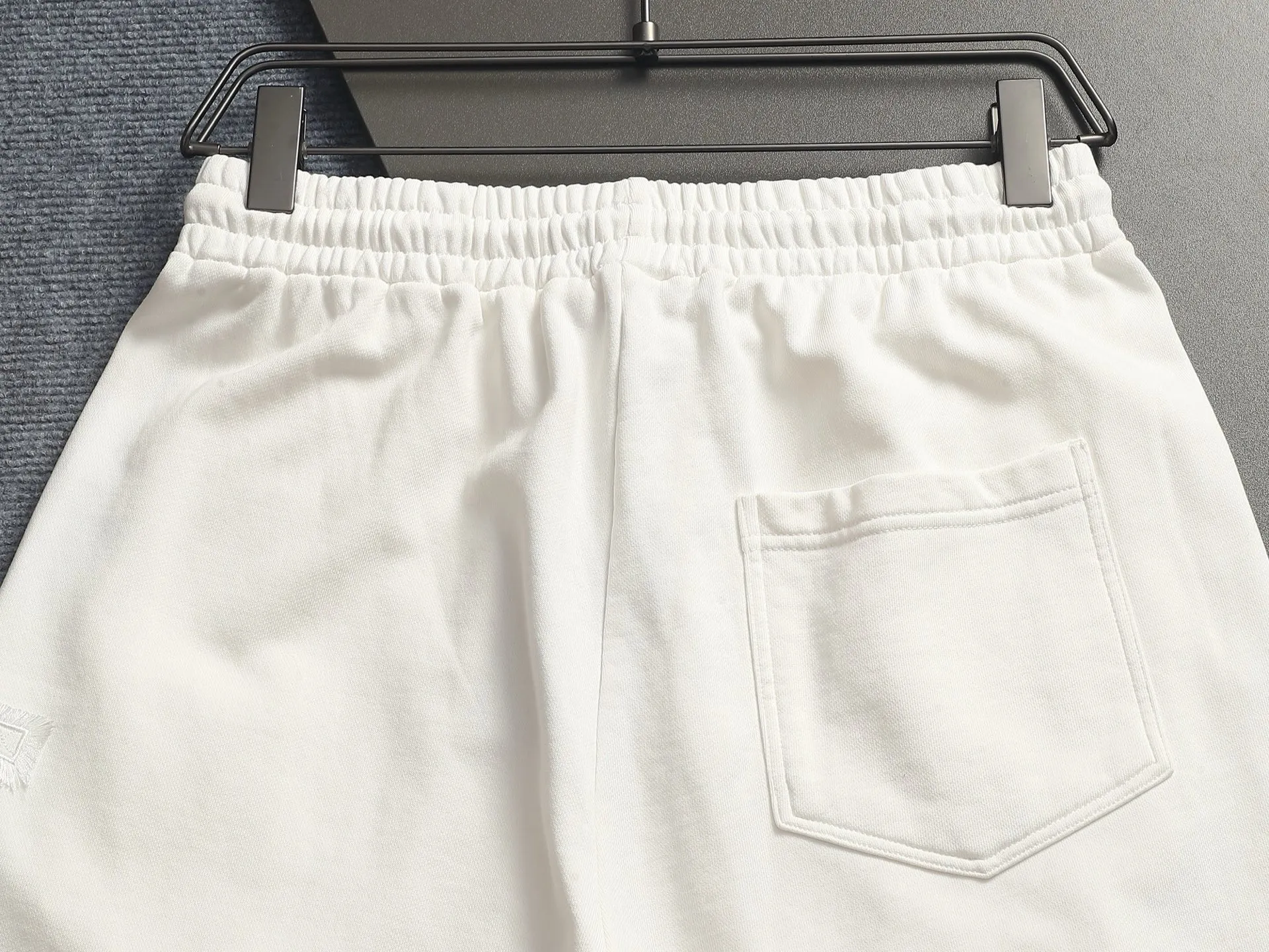 [Higher version] Louis Vuitton/Louis Vuitton 2026SS New Arrival terry shorts, customized fabric using wafer cloth weaving, advanced hand-cut patchwork embroidery technology, tight and three-dimensional version, customized trouser cord hardware with strong texture, smooth, comfortable and Breathable upper body, concave and convex three-dimensional sense, fashionable and casual wear Color: Black White Avocado Color Sizes: S M L XL